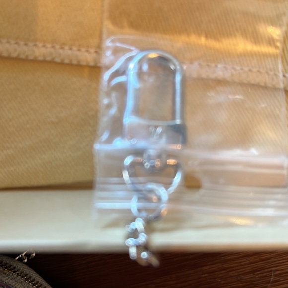 Louis Vuitton heart shaped coin purse - Picture 4 of 9